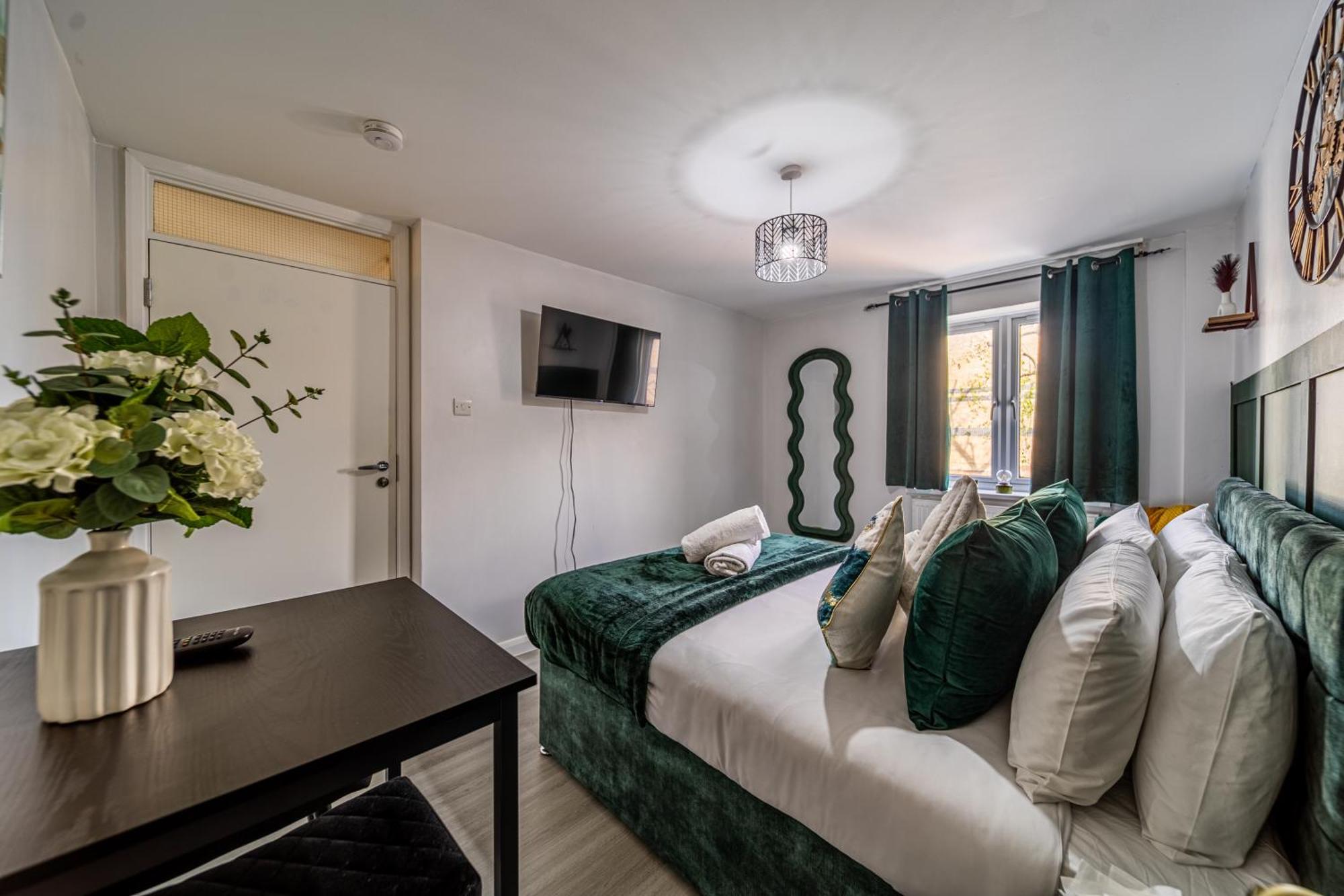 Luxurious & Spacious 3-br Free Parking Balcony *